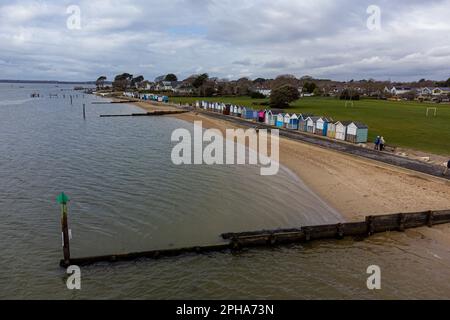 La région de Poole Harbour, vue depuis la plage de Hamworthy Park, Dorset, où un incident majeur a été déclaré après une fuite de pétrole d'un pipeline dans le port, et le public est invité à éviter d'utiliser l'eau et les plages dans la région. Les commissaires du port de Poole (SSP), qui réglementent les activités du port, ont déclaré qu'une fuite s'est produite dimanche dans un pipeline exploité par la compagnie de gaz Perenco, sous Owers Bay. Date de la photo: Lundi 27 mars 2023. Banque D'Images