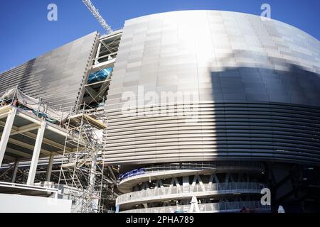 MADRID, ESPAGNE, 25 MARS 2023. Extérieur du stade Santiago Bernabeu en travaux complets et en rénovation. Banque D'Images