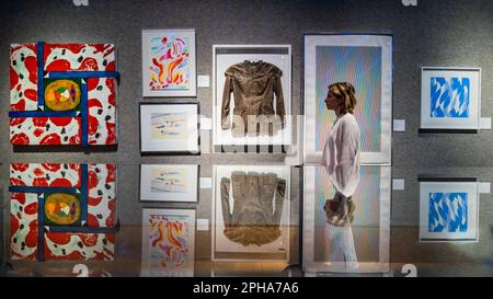 Londres, Royaume-Uni. 27th mars 2023. Ossie Clark, Framed Python Skin Jacket, vers 1966, £600 - £800 et d'autres articles - Aperçu des Anglais de Bonhams. Froid. vente. La vente a lieu le 29 mars à New Bond Street. Crédit : Guy Bell/Alay Live News Banque D'Images