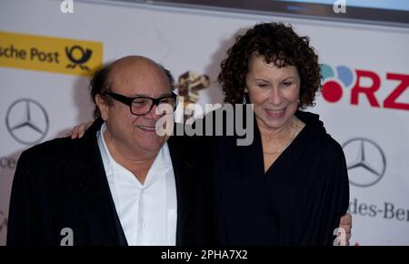 ARCHIVE PHOTO: Rhea PERLMAN a 75 ans sur 31 mars 2023, acteur américain Danny DE VITO avec sa femme Rhea PERLMAN 46.attribution de la caméra d'or, le prix du film et de la télévision du magazine HOERZU. Le gala aura lieu dans la maison d'édition berlinoise d'Axel Springer AG à Berlin sur 5 février 2011. SVEN SIMON#Prinzess-Luise-Strasse 4179 Muelheim/R uhr #tél 0208/9413250#fax. 0208/9413260#GLSB Bank, numéro de compte : 4030 025 100, BLZ 430 609 67# www.SvenSimon.net. Banque D'Images