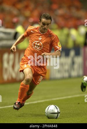 ARCHIVE PHOTO: Marc OVERmars 50 ans sur 29 mars 2023, 76SN NED LET.JPG Marc OVERmars, NED; Aktion pays-Bas - Lettonie 3:0 sur 23.06.2004 Championnat d'Europe de football/EM 2004 au Portugal ?Sven Simon#Prinzess-Luise-Strasse 41#45479 Muelheim/R uhr #tél 0208/9413250#fax. 0208/9413260#KTO.1428150 C ommerzbank E ssen BLZ 36040039# www.SvenSimon.net. Banque D'Images