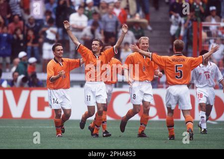 PHOTO D'ARCHIVE: Marc OVERmars a 50 ans sur 29 mars 2023, jubilation des joueurs néerlandais jubilationtraube avec (de gauche) Marc OVERmars, Philip COCU, Dennis BERGKAMP, Arthur NUMAN, Groupe final du cycle préliminaire E, pays-Bas - Mexique NED - MEX 2 :2, coupe du monde de football 1998 en France, 06/25/1998. SVEN SIMON, Princess-Luise-Str.41#45479 Muelheim/Ruhr#tel.fr#fr/9413250#fax 0208/9413260#account 1428150 Commerzbank Essen BLZ 36040039#www.SvenSimon.net#e-mail:SvenSimon@t -online.de. Banque D'Images