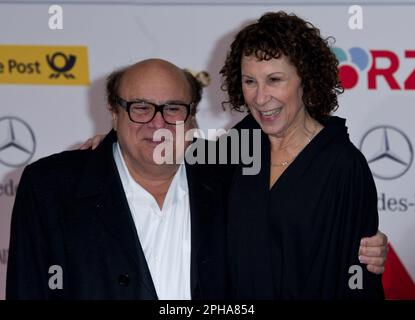 ARCHIVE PHOTO: Rhea PERLMAN a 75 ans sur 31 mars 2023, acteur américain Danny DE VITO avec sa femme Rhea PERLMAN 46.attribution de la caméra d'or, le prix du film et de la télévision du magazine HOERZU. Le gala aura lieu dans la maison d'édition berlinoise d'Axel Springer AG à Berlin sur 5 février 2011. SVEN SIMON#Prinzess-Luise-Strasse 4179 Muelheim/R uhr #tél 0208/9413250#fax. 0208/9413260#GLSB Bank, numéro de compte : 4030 025 100, BLZ 430 609 67# www.SvenSimon.net. Banque D'Images