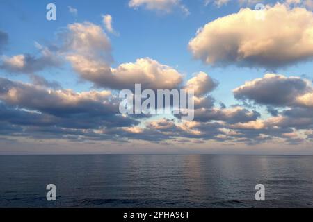 Magnifique mer bleue et ciel avec nuages. Arrière-plan de la nature. Banque D'Images