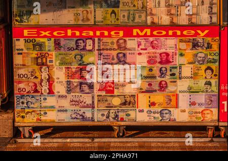 Une cabine de change affiche le type de devises acceptées. Le Vieux marché, Phnom Penh, Cambodge. © Kraig Lieb Banque D'Images