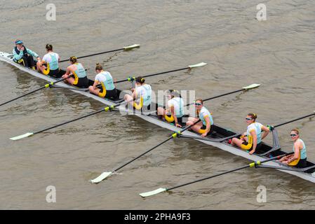 Course de bateaux 2023. Blondie, équipe de la réserve féminine de Cambridge célébrant la victoire. De Bow: Gemma King, Nicky Wojtania, Janeska de Jonge Banque D'Images