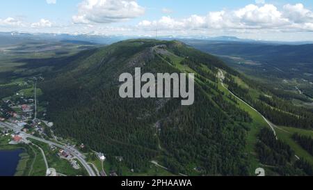 Une vue aérienne d'une ville de montagne avec un village pittoresque niché dans les collines ondoyantes Banque D'Images