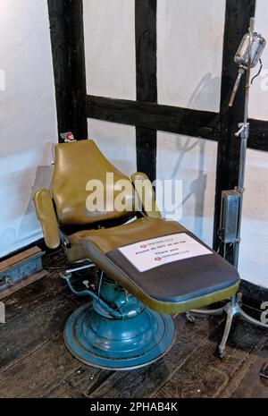 Une ancienne chaise de dentiste et l'équipement associé au Tudor House Museum Worcester, Worcestershire, Angleterre, Royaume-Uni - 28th janvier 2023 Banque D'Images