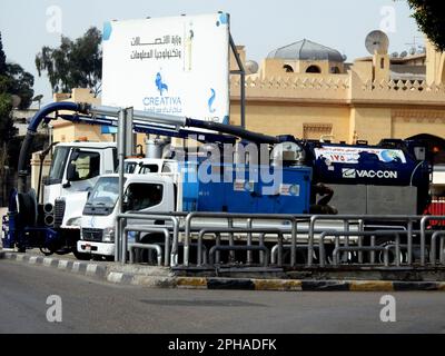 Le Caire, l'Egypte, 25 mars 2023: Grands véhicules de pompe de drainage prêts à drainer la pluie lourde attendue qui peut inonder les rues, équipés de pompe de drainage, Banque D'Images