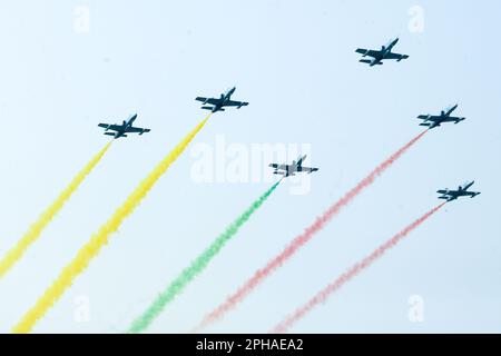 Nay Pyi Taw, Myanmar. 27th mars 2023. Des avions de chasse participent à un défilé militaire pour marquer la Journée des forces armées de 78th à Nay Pyi Taw, au Myanmar (27 mars 2023). Le Myanmar a célébré lundi sa Journée des forces armées de 78th par un défilé militaire dans la capitale Nay Pyi Taw en commémoration du début de son mouvement antifasciste pendant la Seconde Guerre mondiale Credit: Myo Kyaw SOE/Xinhua/Alay Live News Banque D'Images