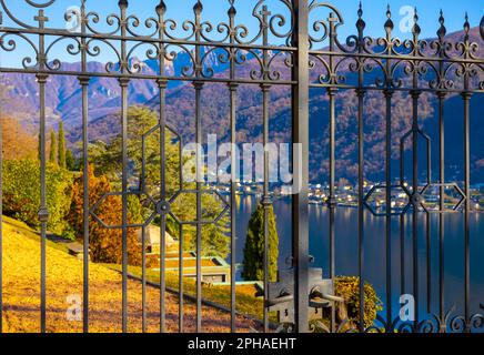 Porte en métal de l'église Santa Maria del Sasso contre le ciel bleu clair sur la montagne en une journée ensoleillée à Morcote, Tessin en Suisse. Banque D'Images