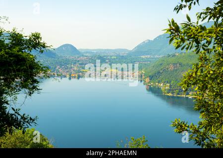 Vue sur la montagne de la Suisse à l'Italie ville de Porto Ceresio et lac de Lugano à Morcote, Tessin, Suisse. Banque D'Images