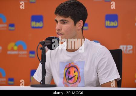 MIAMI GARDENS, FLORIDE - MARS 24: Carlos Alcaraz (ESP) conférence de presse après son match contre Facundo Bagni (ARG) pendant l'Open de Miami présenté par Itaú match au Hard Rock Stadium sur 24 mars 2023 dans les jardins de Miami, Floride. (Photo de JL/Sipa USA) Banque D'Images