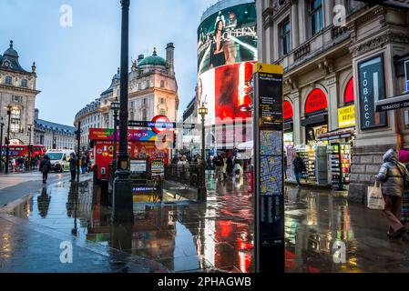 Station de métro Piccadilly à Piccadilly Circus in rain, Londres, Angleterre, Royaume-Uni Banque D'Images