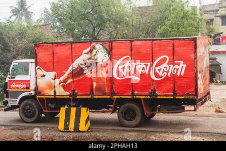 Camion de livraison de boissons de marque Coca-Cola sur la rue de la ville. Bardhaman Bengale occidental Inde Asie du Sud Pacifique 10 mars 2023 Banque D'Images