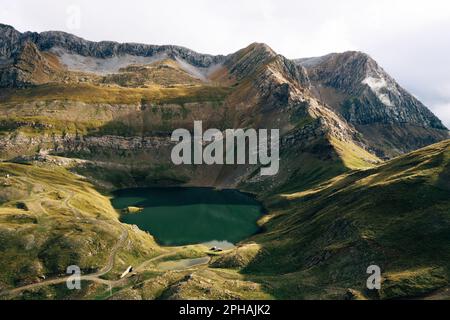 Un paysage paisible avec un lac tranquille entouré de collines verdoyantes dans une vallée Banque D'Images