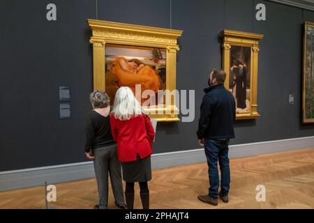Les jeunes et les vieux visiteurs, apprécient, définissent les œuvres d'art au Metropolitan Museum of Art, 2023, New York City, États-Unis Banque D'Images