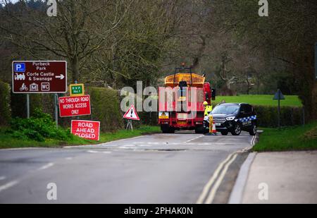 Une route menant au port de Poole, Dorset, est fermée après qu'un incident majeur a été déclaré après une fuite de pétrole d'un pipeline dans le port, et le public est invité à éviter d'utiliser l'eau et les plages dans la région. Les commissaires du port de Poole (SSP), qui réglementent les activités du port, ont déclaré qu'une fuite s'est produite dimanche dans un pipeline exploité par la compagnie de gaz Perenco, sous Owers Bay. Date de la photo: Lundi 27 mars 2023. Banque D'Images