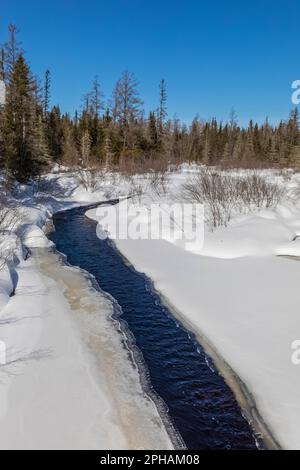 Rivière Peshekee, principalement gelée, Upper Peninsula, Michigan, États-Unis Banque D'Images