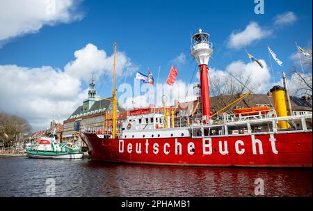 Emden, Allemagne. 27th mars 2023. Le vaisseau historique 'Amrumbank' et le croiseur de sauvetage en mer 'Georg Breuing' sont amarrés par temps ensoleillé dans le Ratsdelft dans le centre-ville, tandis que l'hôtel de ville peut être vu en arrière-plan. Credit: Hauke-Christian Dittrich/dpa/Alay Live News Banque D'Images