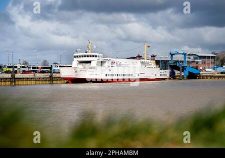 Emden, Allemagne. 27th mars 2023. Le ferry 'Westfalen' de la compagnie maritime AG EMS se trouve dans le temps ensoleillé dans le port extérieur avant le départ vers l'île de Borkum. Avec le début des vacances en Basse-Saxe et à Brême, de nombreux vacanciers de Pâques se sont rendus sur la côte et dans les îles de la Frise orientale le week-end. Credit: Hauke-Christian Dittrich/dpa/Alay Live News Banque D'Images