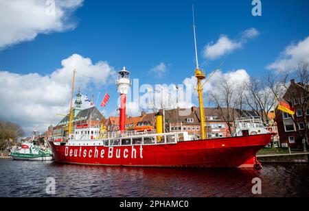 Emden, Allemagne. 27th mars 2023. Le bateau-phare historique 'Amrumbank' est amarré dans le Ratsdelft dans le centre-ville par temps ensoleillé. Credit: Hauke-Christian Dittrich/dpa/Alay Live News Banque D'Images