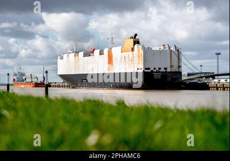 Emden, Allemagne. 27th mars 2023. Le porte-voitures « Parana » se trouve sur un mur de quai au port de voiture du port extérieur et est en train d'être déchargé. Le ministère de l'économie de Basse-Saxe, l'autorité portuaire de Basse-Saxe et les compagnies ports maritimes de Niedersachsen, Niedersachsen ports et JadeWeserPort Realizierungs GmbH & Co KG a présenté un rapport sur la situation actuelle des ports maritimes de Basse-Saxe lors d'une conférence de presse. Credit: Hauke-Christian Dittrich/dpa/Alay Live News Banque D'Images