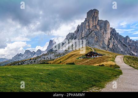 Une cabane de montagne au sommet du col de Giau dans les Dolomites du Tyrol du Sud, en Italie Banque D'Images
