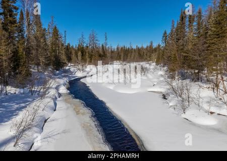 Rivière Peshekee, principalement gelée, Upper Peninsula, Michigan, États-Unis Banque D'Images
