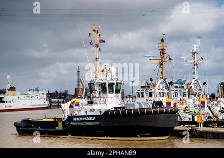 Emden, Allemagne. 27th mars 2023. Les remorqueurs d'Emder Schleppbetrieb (ESB) GmbH sont amarrés à une jetée dans le port extérieur. Le ministère de l'économie de Basse-Saxe, l'autorité portuaire de Basse-Saxe et les compagnies ports maritimes de Niedersachsen, Niedersachsen ports et JadeWeserPort Realizierungs GmbH & Co KG a présenté un rapport sur la situation actuelle des ports maritimes de Basse-Saxe lors d'une conférence de presse. Credit: Hauke-Christian Dittrich/dpa/Alay Live News Banque D'Images