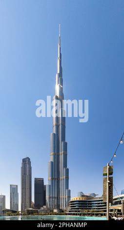 Le Burj Khalifa dominant la ville dans le centre de Dubaï, Émirats arabes Unis. Banque D'Images