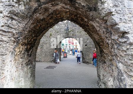 Les murs de la ville de Tenby sont des structures défensives médiévales classées de catégorie I autour de la ville de Tenby dans Pembrokeshire. Ville fortifiée, murs de ville, Banque D'Images