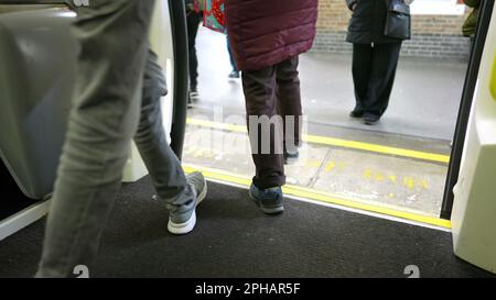 Les personnes qui quittent et entrent dans le métro sur une plate-forme. Gros plan sur les jambes lors du transport bondé Banque D'Images