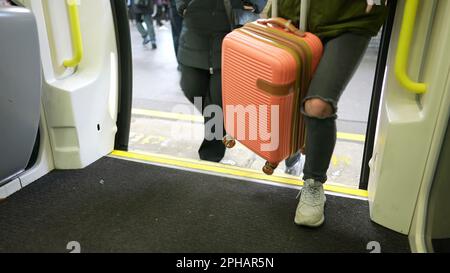 Les personnes qui quittent et entrent dans le métro sur une plate-forme. Gros plan sur les jambes lors du transport bondé Banque D'Images
