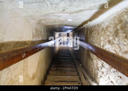 La rampe d'accès à l'entrée de la Pyramide de Khafre menant à la chambre funéraire du complexe Pyramides de Gizeh en Égypte Banque D'Images