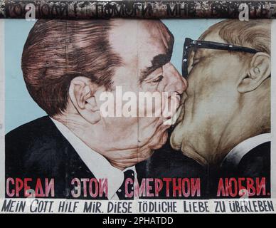 Mon Dieu, aidez-moi à survivre à ce graffiti mortel de l'Amour (Kiss fraternel) peint par Dmitri Vrubel sur le mur de Berlin, Allemagne Banque D'Images