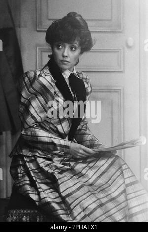 Archives 80ies: Actrice française Corinne le Poulain, dans 'Gigi', Théâtre Celestins, Lyon, France, 1984 Banque D'Images
