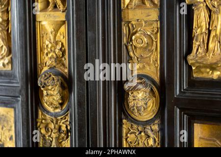 Portes baptistère originales exposées dans le Museo dell'Opera del Duomo à Florence. Portes du Paradis. Banque D'Images