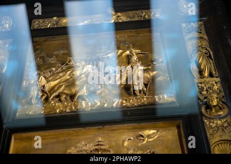 Portes baptistère originales exposées dans le Museo dell'Opera del Duomo à Florence. Portes du Paradis. Banque D'Images