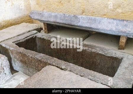 Le sarcophage à l'intérieur de la chambre funéraire de la Pyramide de Khafre au complexe des Pyramides de Gizeh en Égypte Banque D'Images