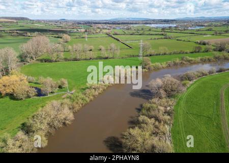 River Severn à Ashleworth Quay avec des fils électriques à haute tension passant au-dessus de l'eau photo par Antony Thompson - Thousand Word Media, NO SAL Banque D'Images