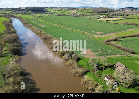 River Severn à Ashleworth Quay avec des fils électriques à haute tension passant au-dessus de l'eau photo par Antony Thompson - Thousand Word Media, NO SAL Banque D'Images