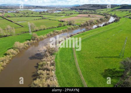 River Severn à Ashleworth Quay avec des fils électriques à haute tension passant au-dessus de l'eau photo par Antony Thompson - Thousand Word Media, NO SAL Banque D'Images