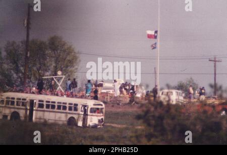 Waco, Texas, États-Unis, 21 avril 1993 : des agents fédéraux enquêtent sur la scène dans l'enceinte de la branche Davidienne deux jours après un incendie dévastateur qui a tué 76 membres qui se sont enlassés dans la propriété du culte religieux et ont mis fin à une confrontation de 51 jours avec les organismes fédéraux d'application de la loi. ©Bob Daemmrich Banque D'Images