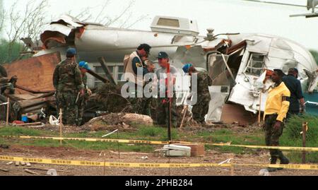 Waco, Texas, États-Unis, 21 avril 1993 : des agents des forces de l'ordre fédérales et d'État enquêtent sur la scène dans le complexe de la branche Davidienne deux jours après un incendie dévastateur qui a tué 76 membres qui ont été empassés dans la propriété du culte religieux et ont mis fin à une confrontation de 51 jours avec les organismes fédéraux d'application de la loi. ©Bob Daemmrich Banque D'Images