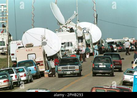 Waco Texas USA, mars 1993 : des camions satellite et d'autres véhicules du réseau de télévision crossent la route rurale à deux voies du comté jusqu'à l'entrée de l'enceinte de la branche Davidienne, à mi-chemin, à travers l'impasse de 51 jours entre les membres du groupe religieux et les organismes d'application de la loi fédéraux et d'État. Le siège en cours de la propriété du Mont Carmel est rapidement devenu une nouvelle nationale et un point d'éclair parmi ceux qui ont critiqué le gouvernement pour la persécution et la portée excessive. ©Bob Daemmrich Banque D'Images