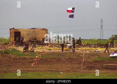 Waco, Texas, États-Unis, 21 avril 1993 : des agents fédéraux enquêtent sur la scène dans l'enceinte de la branche Davidienne deux jours après un incendie dévastateur qui a tué 76 membres qui se sont enlassés dans la propriété du culte religieux et ont mis fin à une confrontation de 51 jours avec les organismes fédéraux d'application de la loi. ©Bob Daemmrich Banque D'Images