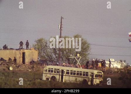 Waco, Texas, États-Unis, 21 avril 1993 : des agents fédéraux chargent des corps dans des sacs de corps sur le dessus du bunker de l'enceinte de la branche Davidienne deux jours après un incendie dévastateur qui a tué 76 membres qui ont été enfermées dans la propriété du culte religieux et ont mis fin à une confrontation de 51 jours avec les organismes fédéraux d'application de la loi. ©Bob Daemmrich Banque D'Images