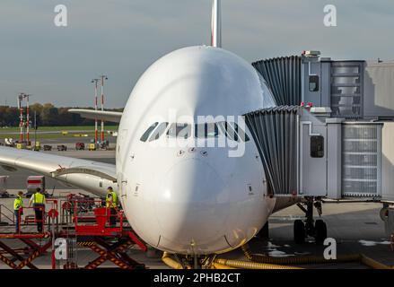 Contrôle en amont d'un avion passager avant le départ Banque D'Images