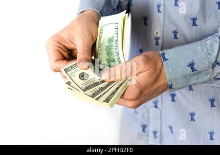 Compter des dollars par les mains d'un homme. Bureau de change Banque D'Images